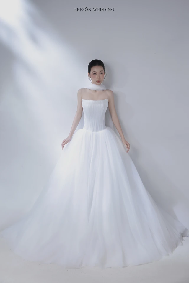 Váy cưới Brume LM-03 — Voan xếp li · khăn quàng voan — SeesonWedding TP.HCM (ảnh 3/5)