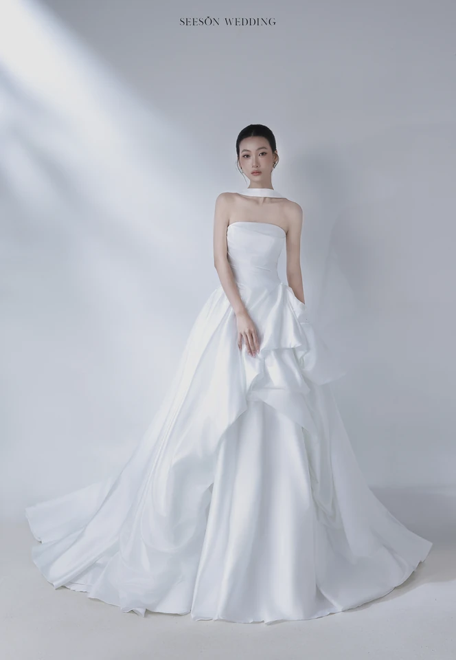 Váy cưới Ruban LM-04 — Satin · nơ eo lớn · xếp drap — SeesonWedding TP.HCM (ảnh 1/5)