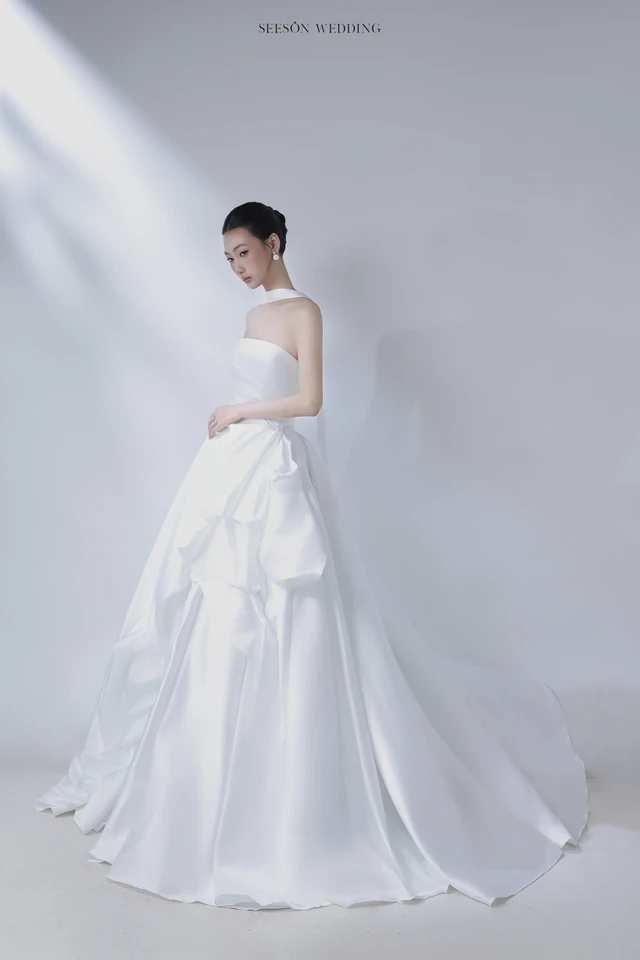 Váy cưới Ruban LM-04 — Satin · nơ eo lớn · xếp drap — SeesonWedding TP.HCM (ảnh 2/5)