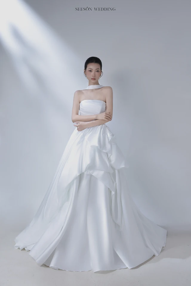Váy cưới Ruban LM-04 — Satin · nơ eo lớn · xếp drap — SeesonWedding TP.HCM (ảnh 4/5)