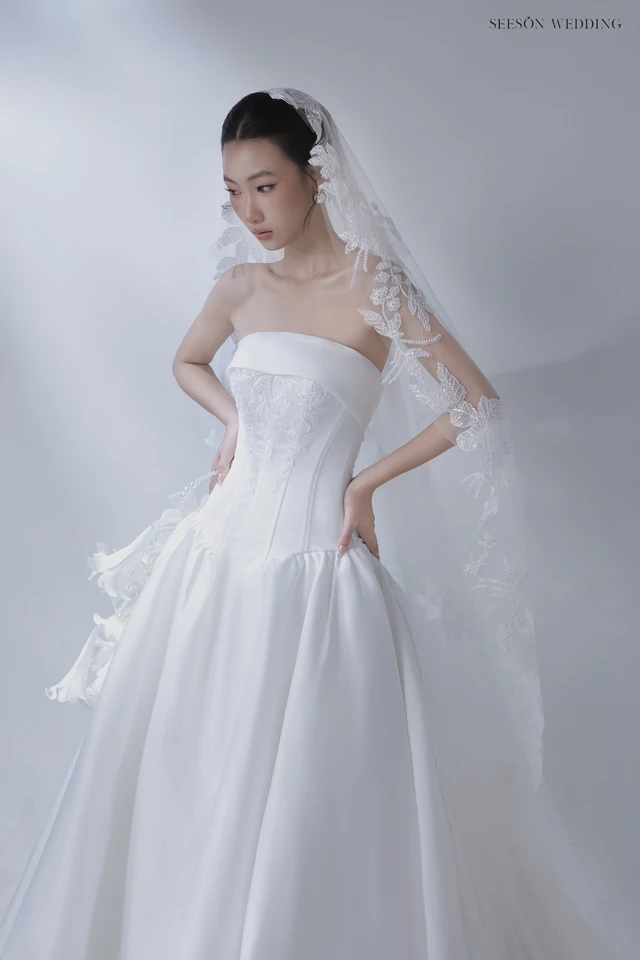 Váy cưới Iris LM-05 — Satin bồng · hoa 3D · voan ren dài — SeesonWedding TP.HCM (ảnh 2/7)