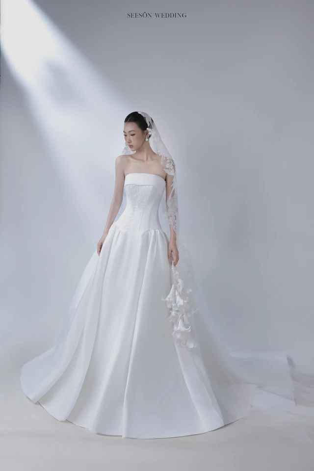 Váy cưới Iris LM-05 — Satin bồng · hoa 3D · voan ren dài — SeesonWedding TP.HCM (ảnh 3/7)