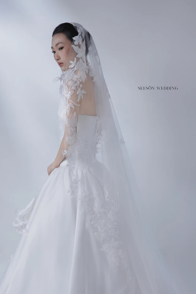 Váy cưới Iris LM-05 — Satin bồng · hoa 3D · voan ren dài — SeesonWedding TP.HCM (ảnh 6/7)