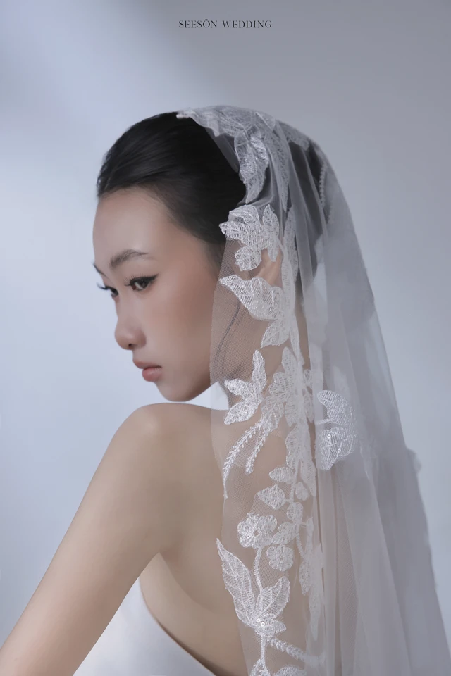 Váy cưới Iris LM-05 — Satin bồng · hoa 3D · voan ren dài — SeesonWedding TP.HCM (ảnh 7/7)