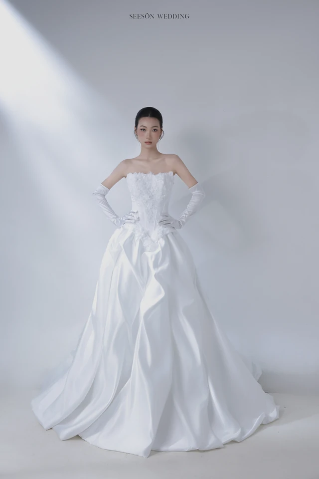 Váy cưới Perle LM-06 — Satin xếp drap chéo · găng ren — SeesonWedding TP.HCM (ảnh 1/6)