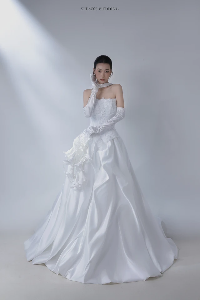 Váy cưới Perle LM-06 — Satin xếp drap chéo · găng ren — SeesonWedding TP.HCM (ảnh 3/6)