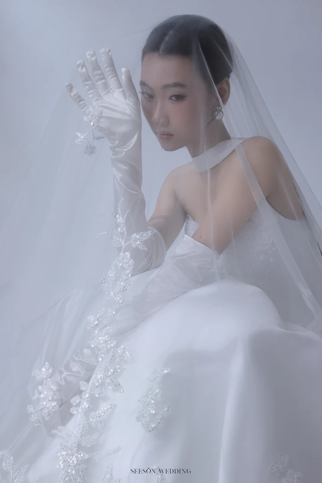 Váy cưới Perle LM-06 — Satin xếp drap chéo · găng ren — SeesonWedding TP.HCM (ảnh 5/6)