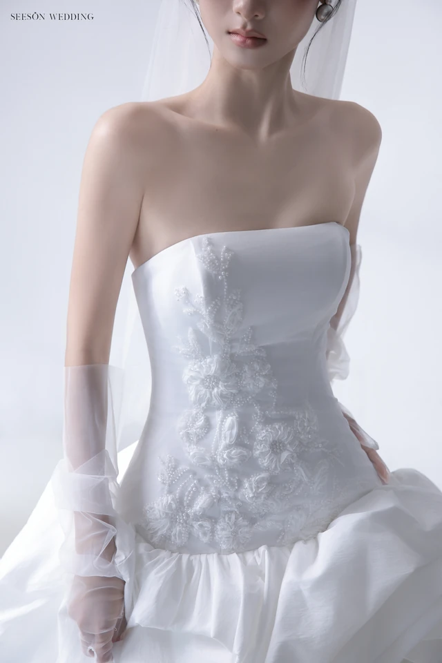 Váy cưới Écume LM-07 — Organza xẻ tà · hoa nổi xếp lớp — SeesonWedding TP.HCM (ảnh 5/6)
