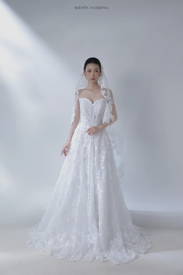 Váy cưới Fleurine LM-08 — Ren hoa 3D · tay ren dài · dáng A — SeesonWedding TP.HCM (ảnh 1/10)