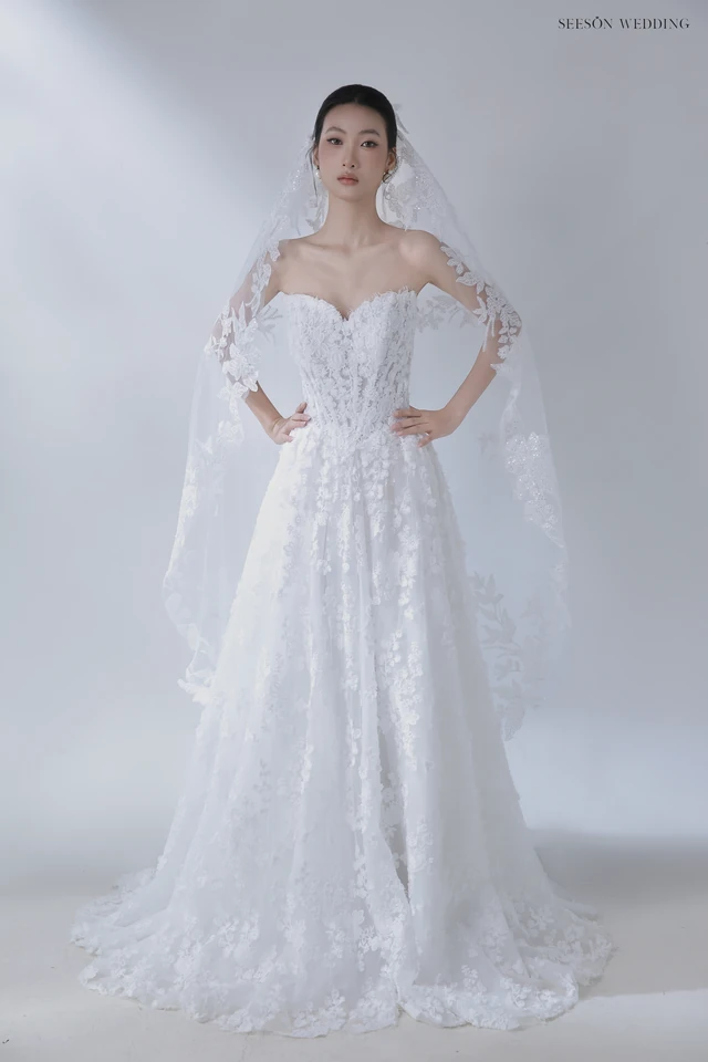 Váy cưới Fleurine LM-08 — Ren hoa 3D · tay ren dài · dáng A — SeesonWedding TP.HCM (ảnh 2/10)