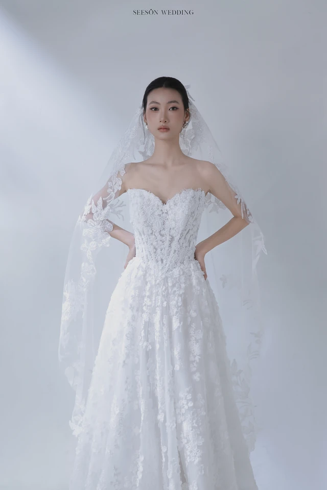 Váy cưới Fleurine LM-08 — Ren hoa 3D · tay ren dài · dáng A — SeesonWedding TP.HCM (ảnh 3/10)