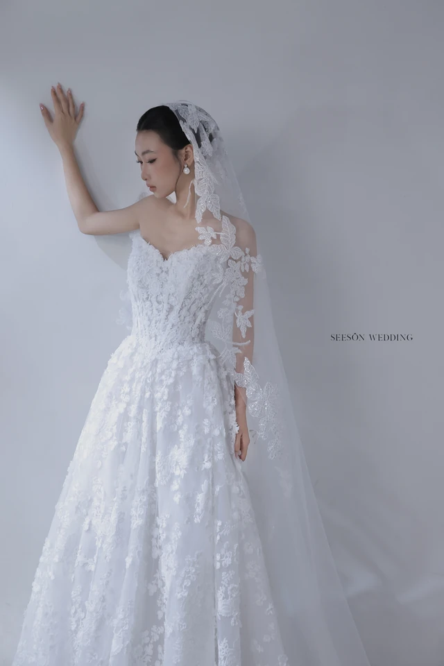 Váy cưới Fleurine LM-08 — Ren hoa 3D · tay ren dài · dáng A — SeesonWedding TP.HCM (ảnh 5/10)