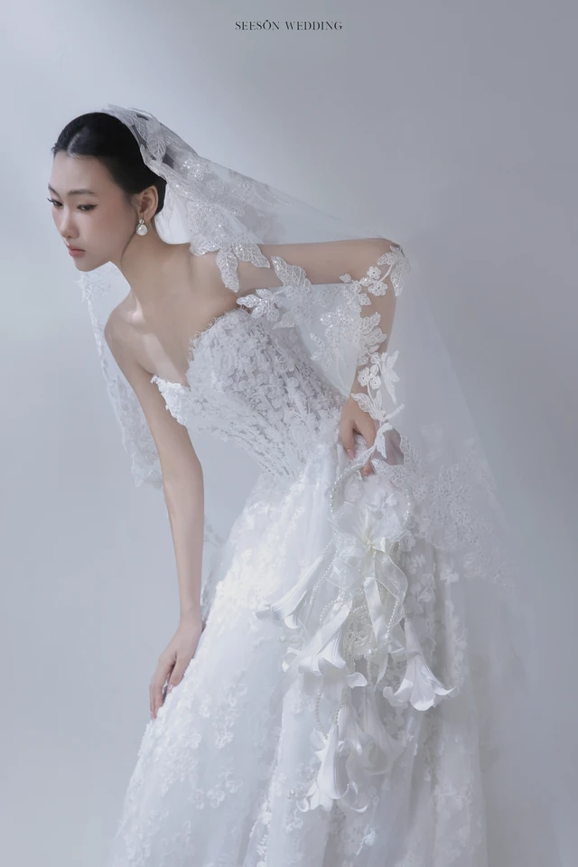 Váy cưới Fleurine LM-08 — Ren hoa 3D · tay ren dài · dáng A — SeesonWedding TP.HCM (ảnh 7/10)
