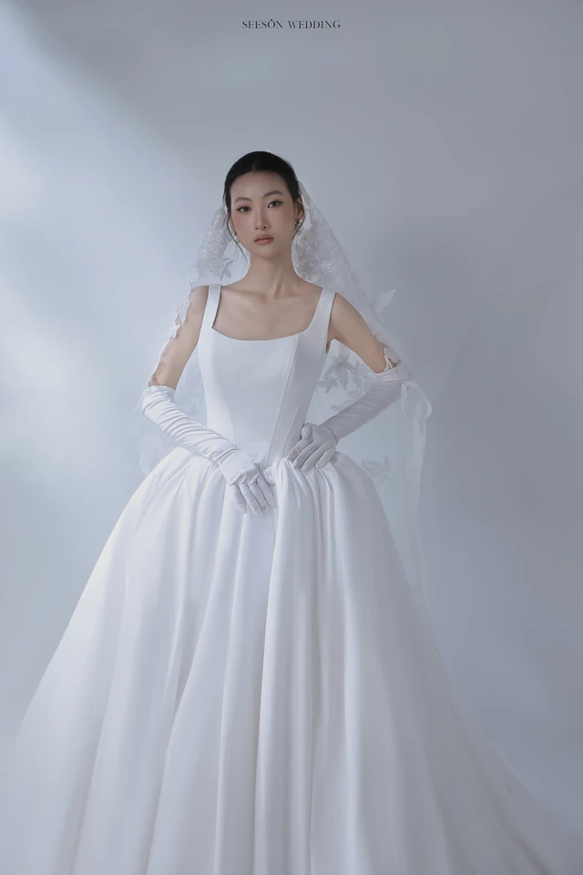 Váy cưới Colette LM-09 — Cổ vuông · satin bồng · hoa lily 3D — SeesonWedding TP.HCM (ảnh 2/10)