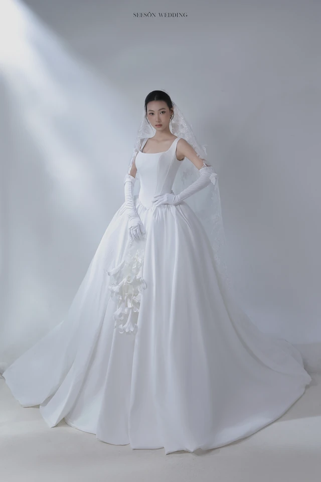 Váy cưới Colette LM-09 — Cổ vuông · satin bồng · hoa lily 3D — SeesonWedding TP.HCM (ảnh 4/10)