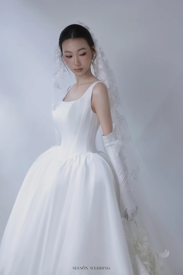 Váy cưới Colette LM-09 — Cổ vuông · satin bồng · hoa lily 3D — SeesonWedding TP.HCM (ảnh 6/10)