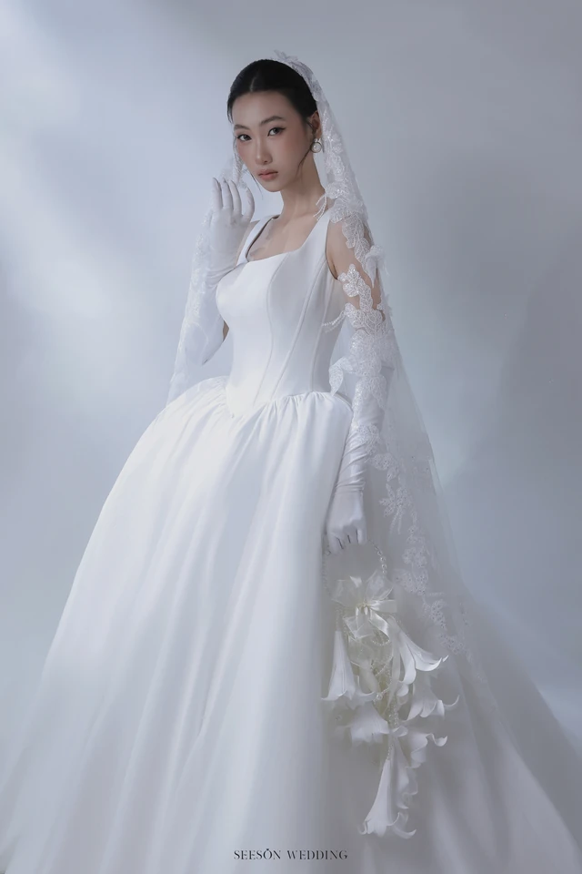 Váy cưới Colette LM-09 — Cổ vuông · satin bồng · hoa lily 3D — SeesonWedding TP.HCM (ảnh 7/10)