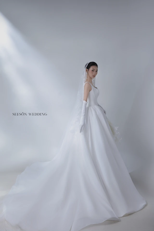 Váy cưới Colette LM-09 — Cổ vuông · satin bồng · hoa lily 3D — SeesonWedding TP.HCM (ảnh 9/10)