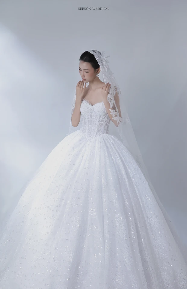 Váy cưới Rêverie LM-10 — Ren kim tuyến · tùng siêu bồng — SeesonWedding TP.HCM (ảnh 4/5)