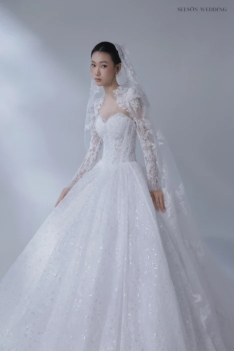 Váy cưới Dentelle (LM-11) — Ren tay dài · lưng ren xuyên thấu — SeesonWedding TP.HCM