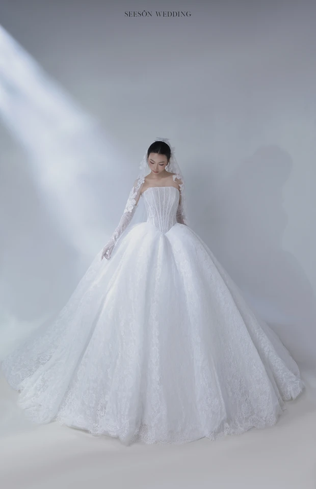 Váy cưới Marceline LM-12 — Corset xếp li · găng ren dài — SeesonWedding TP.HCM (ảnh 2/6)