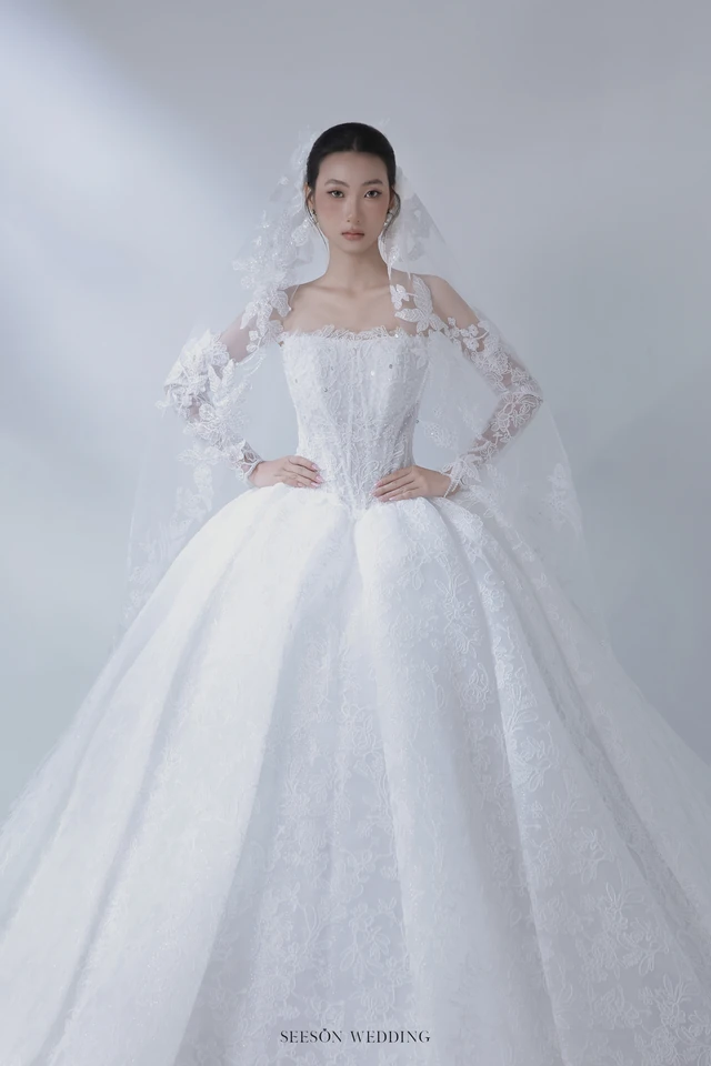 Váy cưới Amarante LM-13 — Ren hoa 3D · tay dài kết hoa — SeesonWedding TP.HCM (ảnh 3/9)