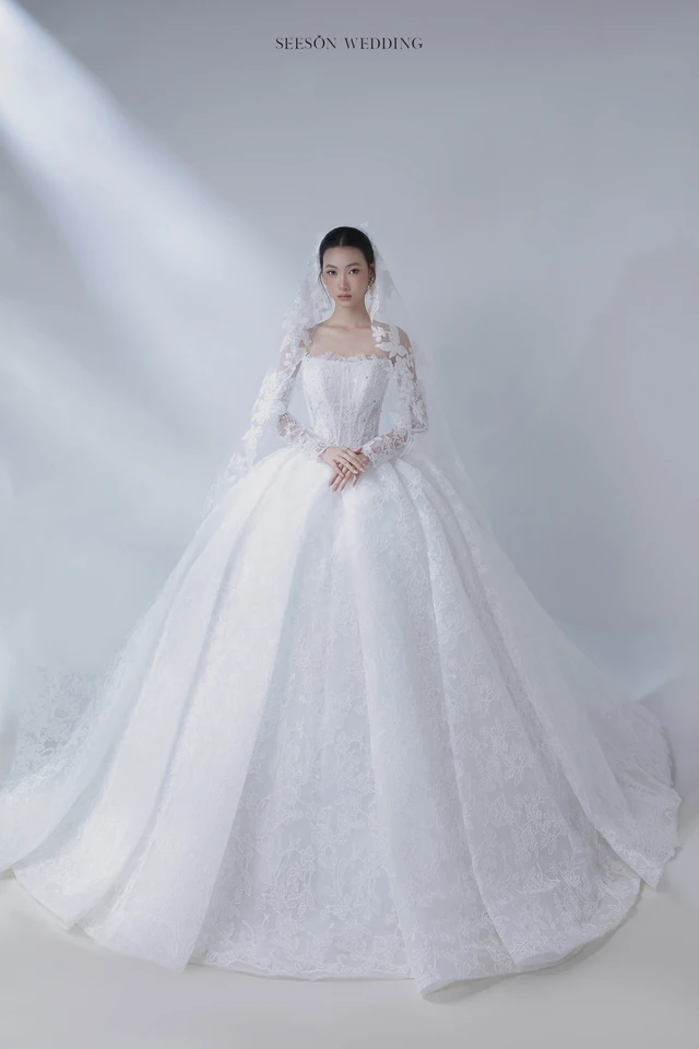 Váy cưới Amarante LM-13 — Ren hoa 3D · tay dài kết hoa — SeesonWedding TP.HCM (ảnh 5/9)