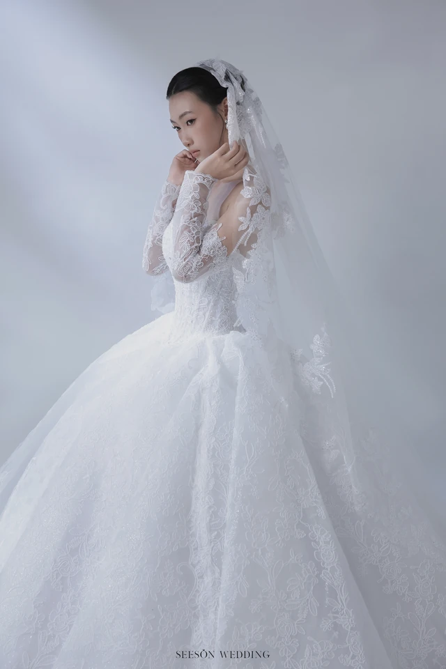 Váy cưới Amarante LM-13 — Ren hoa 3D · tay dài kết hoa — SeesonWedding TP.HCM (ảnh 6/9)