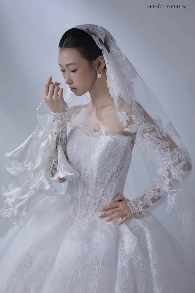 Váy cưới Amarante LM-13 — Ren hoa 3D · tay dài kết hoa — SeesonWedding TP.HCM (ảnh 8/9)