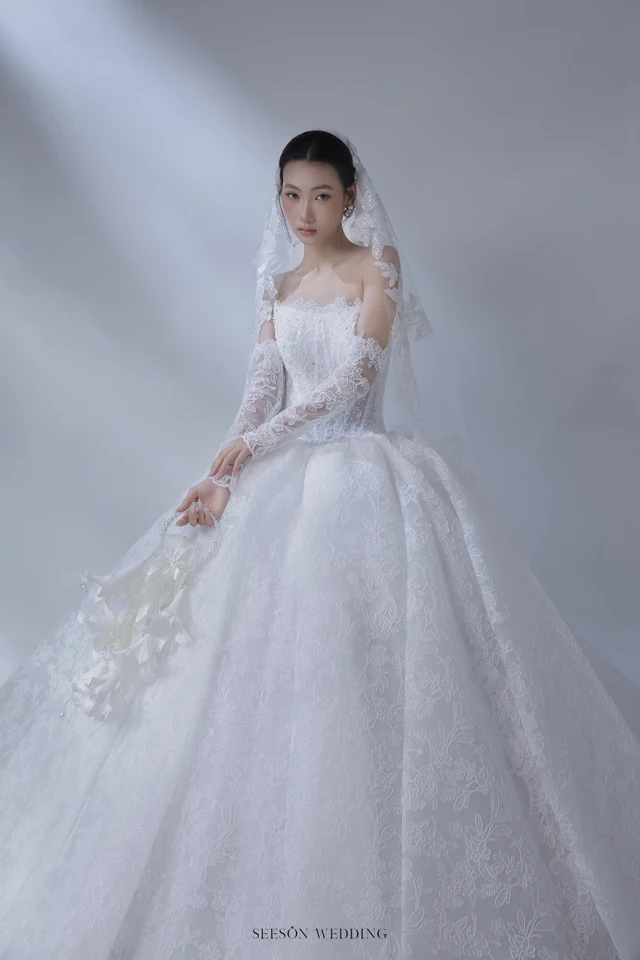 Váy cưới Amarante LM-13 — Ren hoa 3D · tay dài kết hoa — SeesonWedding TP.HCM (ảnh 9/9)