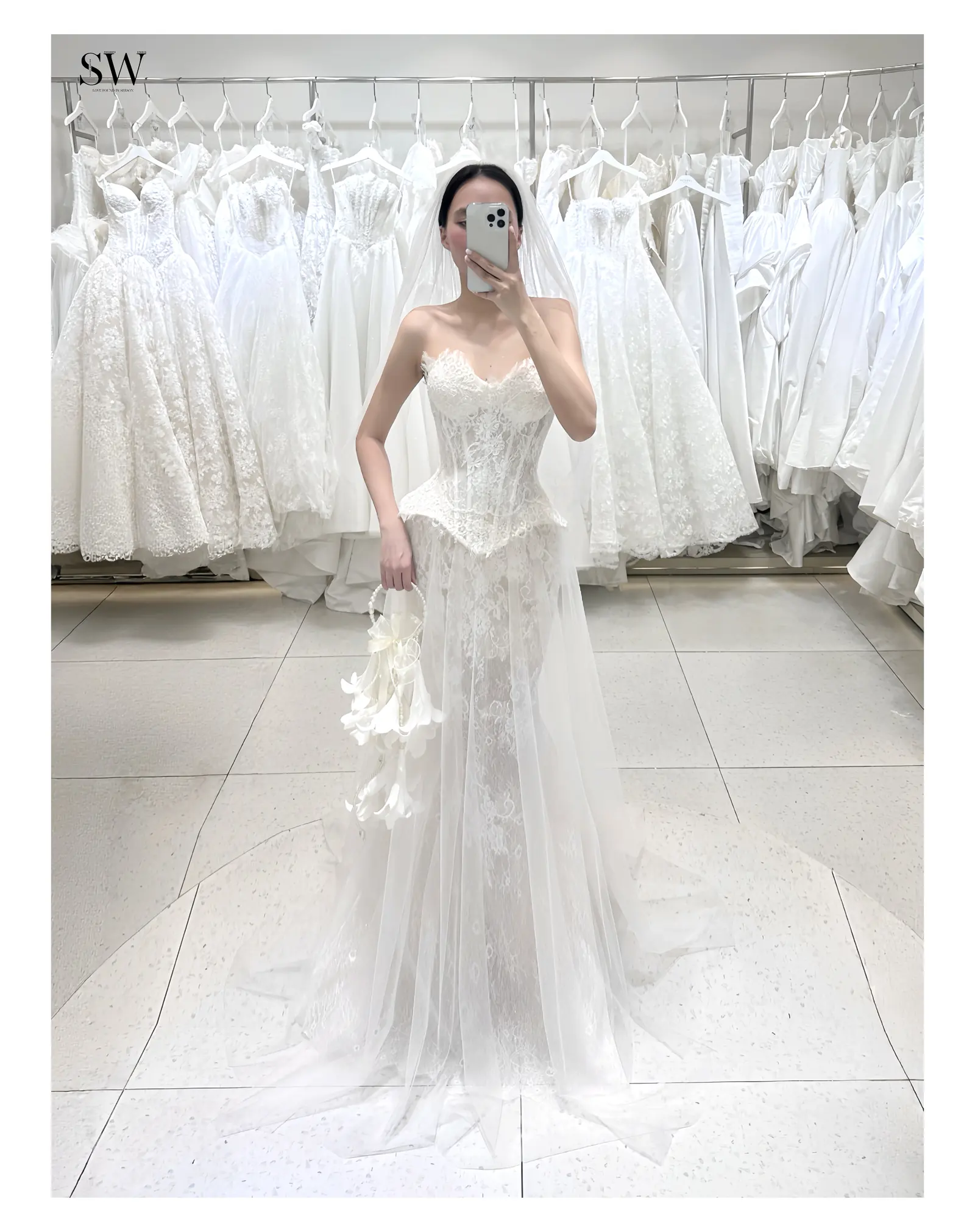 Váy cưới Vân (NH-03) — Ren lưới xuyên thấu, cổ yếm — SeesonWedding TP.HCM