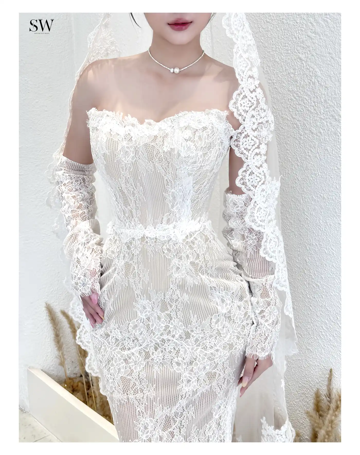 Váy cưới Hạ (NH-06) — Ren hoa phủ toàn thân, tay dài ren — SeesonWedding TP.HCM (ảnh 3/4)