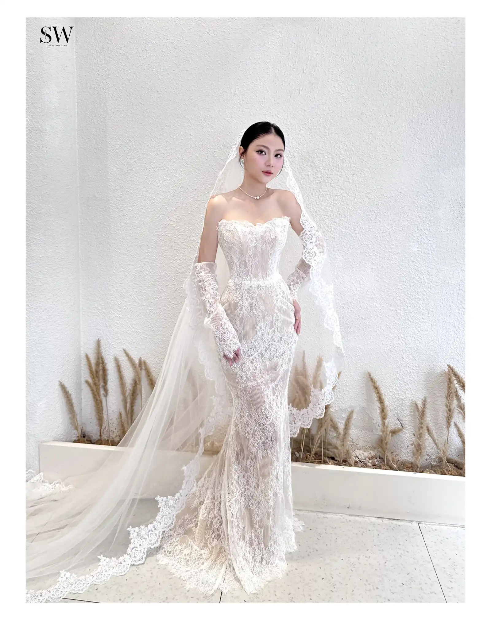 Váy cưới Hạ (NH-06) — Ren hoa phủ toàn thân, tay dài ren — SeesonWedding TP.HCM (ảnh 4/4)