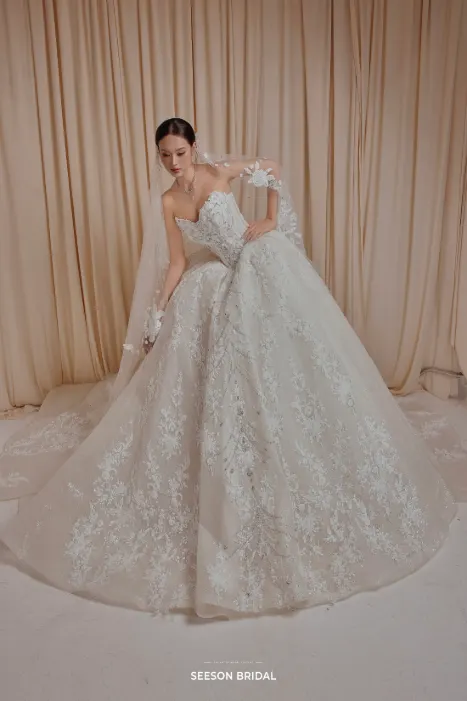 Váy cưới Mai (SG-01) — Ren hoa thêu nổi · đuôi dài phủ ren — SeesonWedding TP.HCM