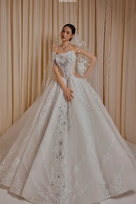 Váy cưới Ngàn (SG-02) — Cúp ngực cánh hoa · đính đá dọc thân — SeesonWedding TP.HCM