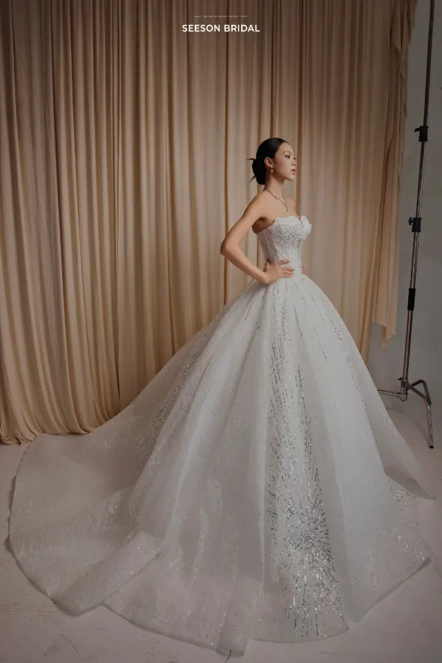 Váy cưới Khói SG-03 — Cúp ngang ôm eo · kim tuyến rải tùng — SeesonWedding TP.HCM (ảnh 1/1)