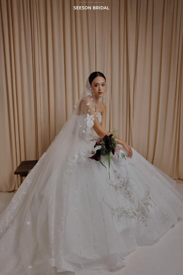 Váy cưới Tinh SG-04 — Corset xương dọc · đính kết hoa bạc — SeesonWedding TP.HCM (ảnh 2/3)