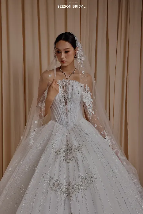 Váy cưới Tinh (SG-04) — Corset xương dọc · đính kết hoa bạc — SeesonWedding TP.HCM