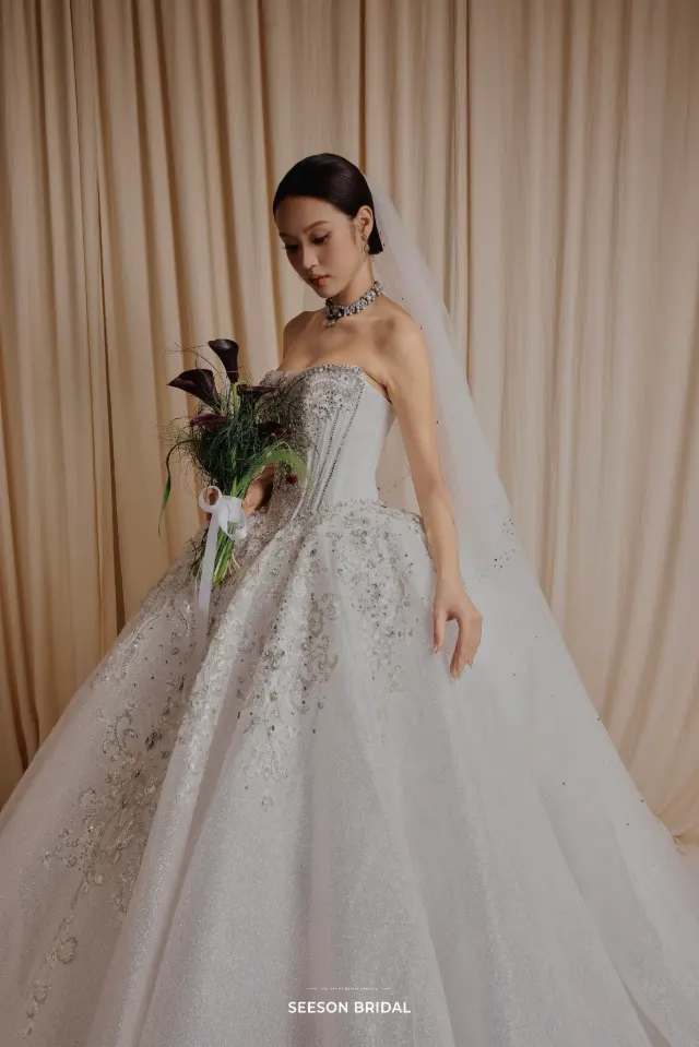 Váy cưới Tuyết SG-05 — Corset đính đá · tùng xoè lấp lánh — SeesonWedding TP.HCM (ảnh 3/3)