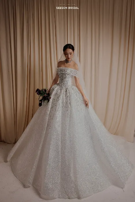 Váy cưới Lam (SG-06) — Trễ vai bản to · kết cườm thân trên — SeesonWedding TP.HCM