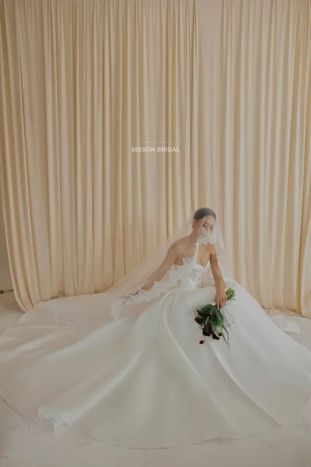 Váy cưới Lụa SG-08 — Satin trơn · đuôi xoè tròn — SeesonWedding TP.HCM (ảnh 1/5)