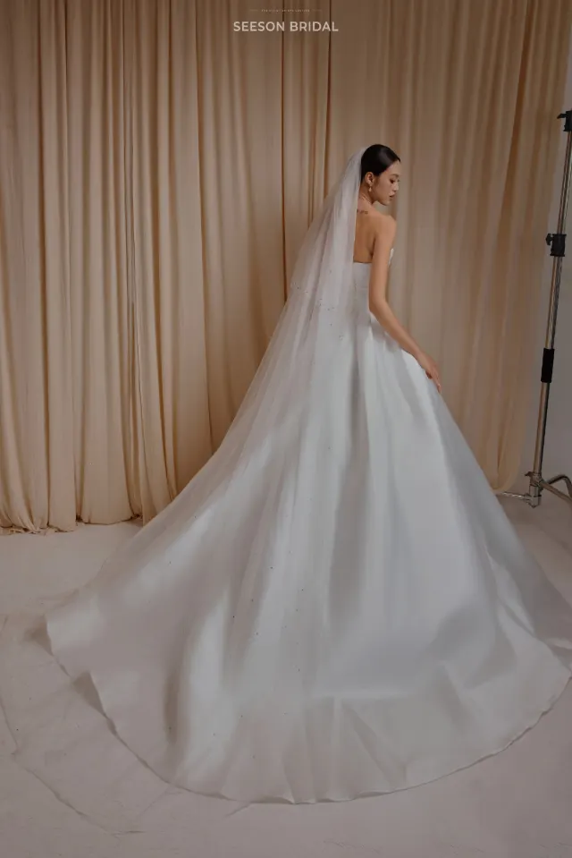 Váy cưới Lụa SG-08 — Satin trơn · đuôi xoè tròn — SeesonWedding TP.HCM (ảnh 3/5)