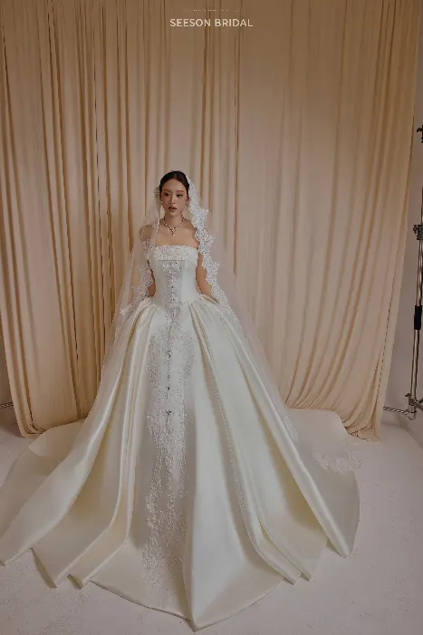 Váy cưới Ngà (SG-09) — Satin cổ ngang · dải đính đá giữa thân — SeesonWedding TP.HCM