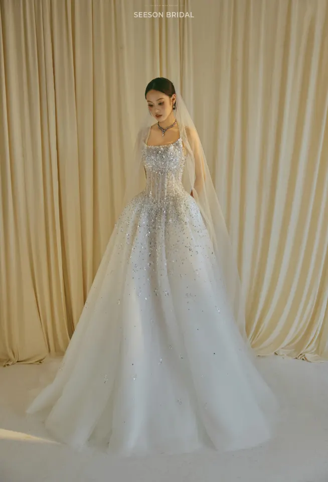 Váy cưới Sao SG-10 — Cổ vuông · đá rơi trên voan — SeesonWedding TP.HCM (ảnh 1/3)