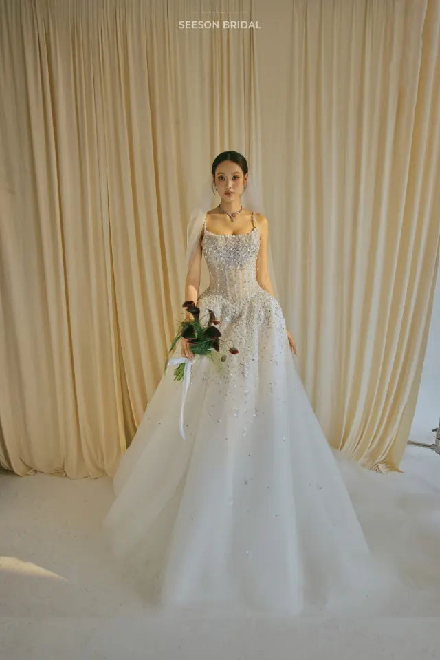 Váy cưới Sao SG-10 — Cổ vuông · đá rơi trên voan — SeesonWedding TP.HCM (ảnh 2/3)
