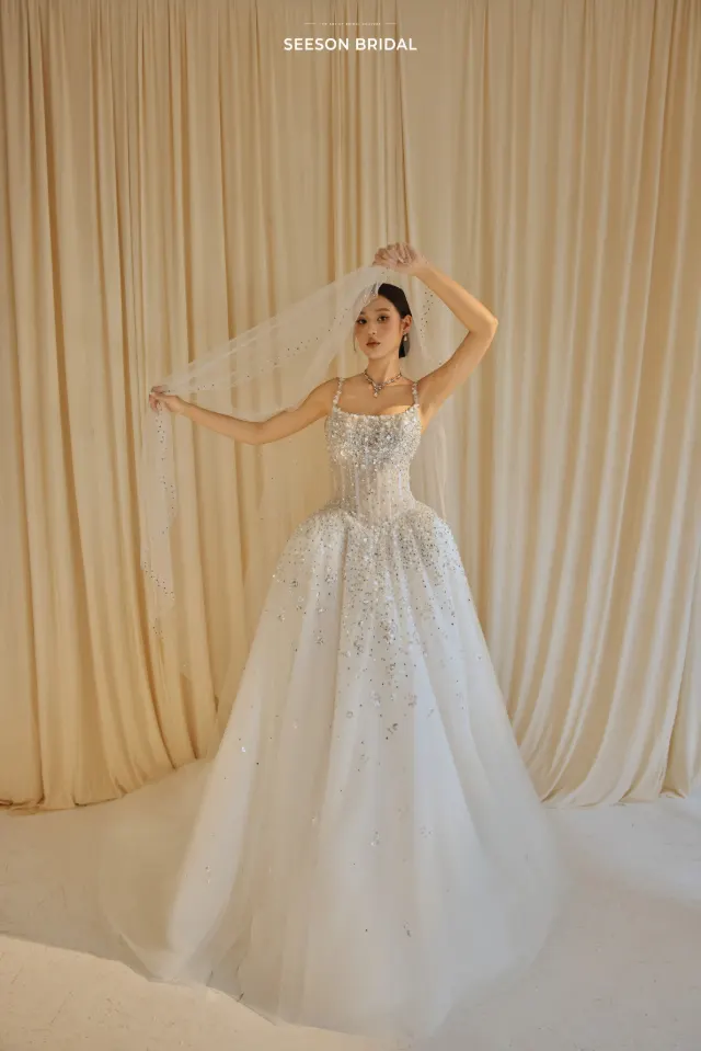 Váy cưới Sao SG-10 — Cổ vuông · đá rơi trên voan — SeesonWedding TP.HCM (ảnh 3/3)