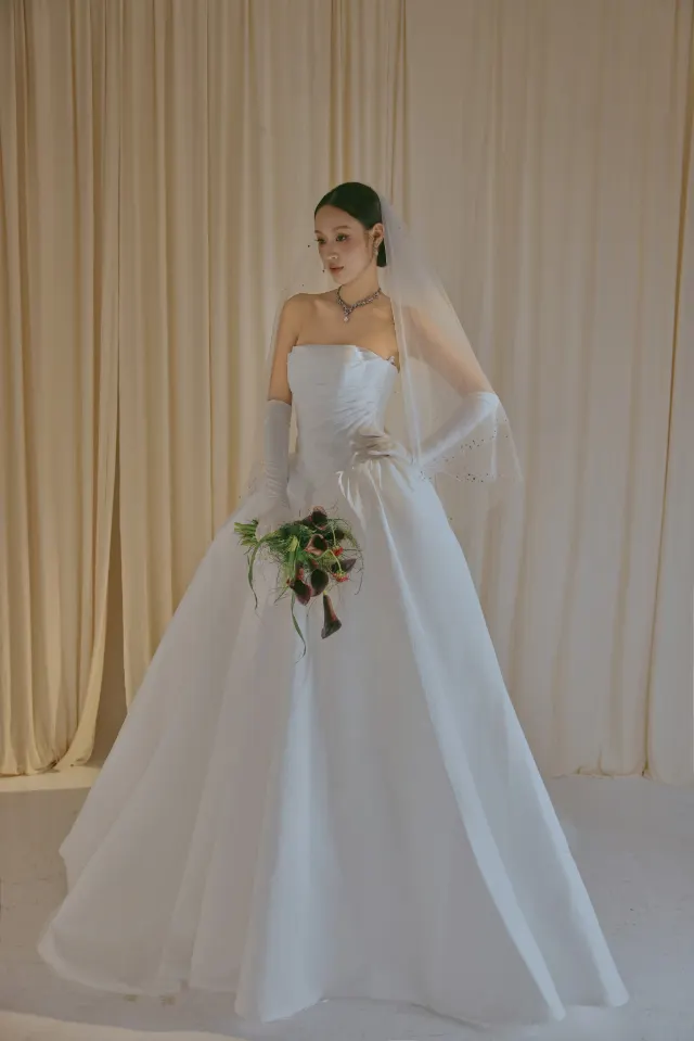 Váy cưới Nguyệt SG-12 — Voan trơn · viền ren chân váy — SeesonWedding TP.HCM (ảnh 2/3)