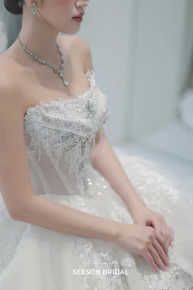 Cận chi tiết ren, đá và voan — bộ sưu tập váy cưới Sương, Seeson Bridal (ảnh 3/7)