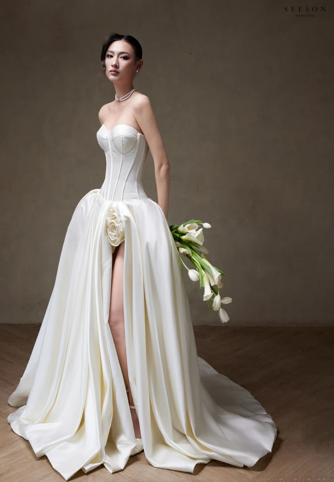 Váy cưới Rosalie TE-01 — Satin ngà · xẻ tà cao · hoa hồng lụa — SeesonWedding TP.HCM (ảnh 2/8)