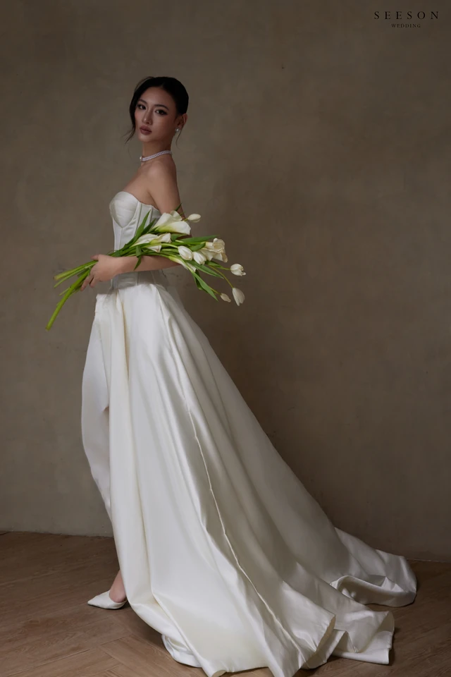 Váy cưới Rosalie TE-01 — Satin ngà · xẻ tà cao · hoa hồng lụa — SeesonWedding TP.HCM (ảnh 5/8)